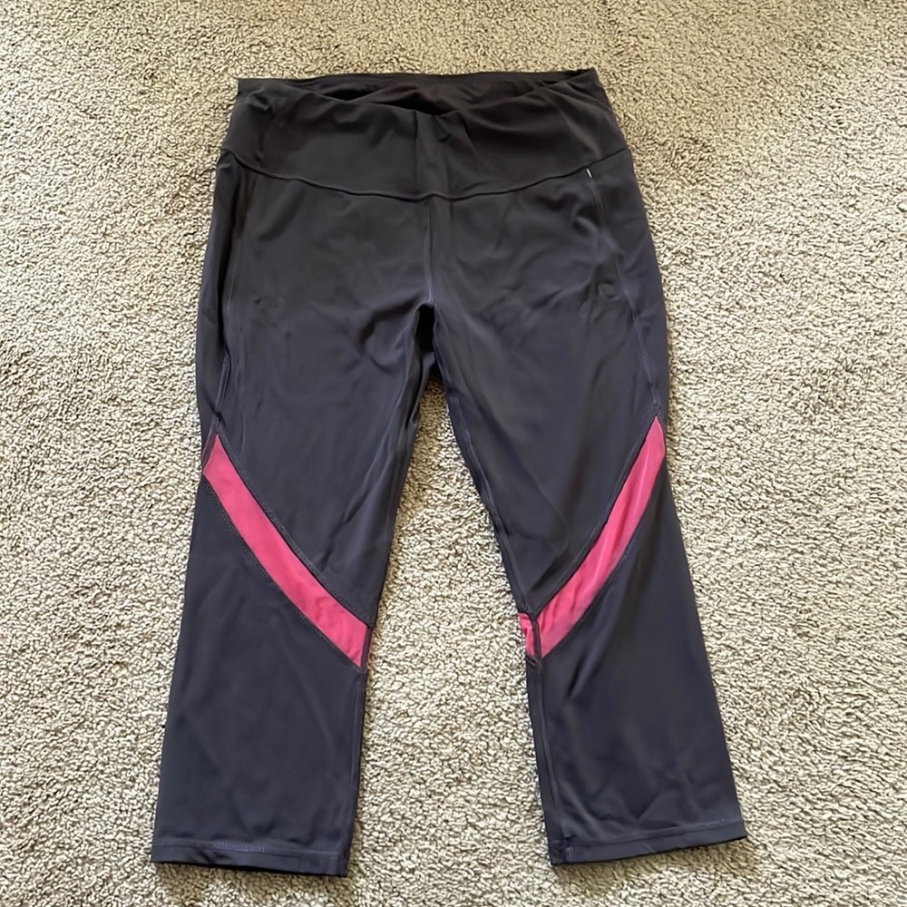 Carrie Underwood workout leggings